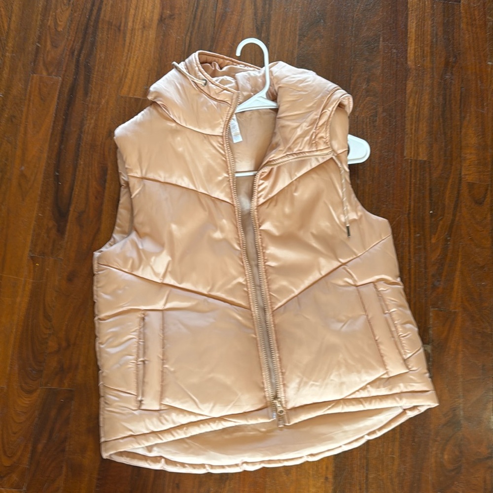 Puffy vest with hood in gold/camel color